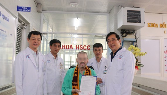 The UK pilot, or "Case 91" (sitting) was released from the hospital on July 11 (Photo: SGGP))