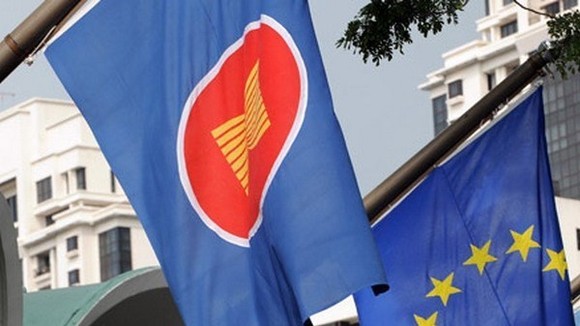 The flags of ASEAN and the EU (Photo: carnegieeurope.eu)