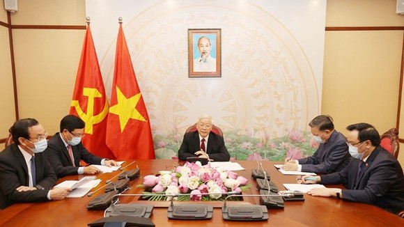 Party General Secretary and State President Nguyen Phu Trong (centre) at the phone talks with his Lao counterpart Bounnhang Vorachith on August 13 (Photo: VNA)