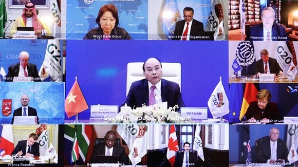 Prime Minister Nguyen Xuan Phuc (centre) speaks at the second online discussion within the framework of the G20 Summit on November 22 (Photo: VNA)