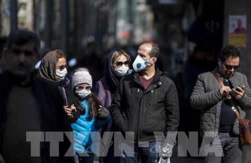 Người dân đeo khẩu trang để phòng tránh lây nhiễm COVID-19 tại Tehran, Iran, ngày 23/2/2020. Ảnh: THX/TTXVN