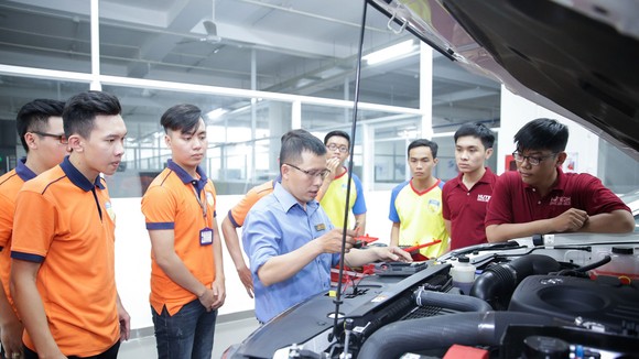Sinh viên Trường ĐH Công nghệ TPHCM trong giờ học thực hành tại xưởng ô tô