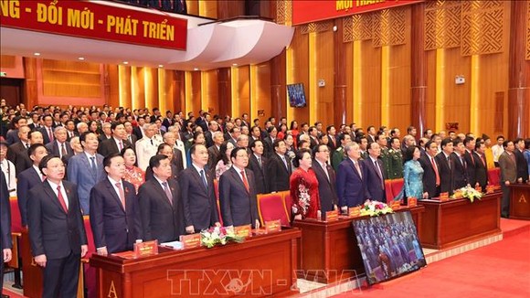 Chủ tịch Quốc hội Nguyễn Thị Kim Ngân và các đại biểu thực hiện nghi lễ chào cờ. Ảnh: TTXVN