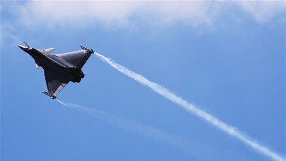 Máy bay Dassault Rafale tham gia trình diễn tại Triển lãm hàng không quốc tế Paris ở sân bay Le Bourget, gần Paris, Pháp ngày 18-6-2019. Ảnh: THX/TTXVN