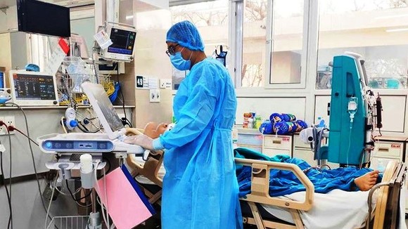 Điều trị tích cực cho một bệnh nhân Covid-19 tại Bệnh viện Bệnh nhiệt đới Trung ương