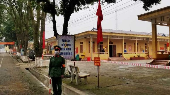 Một cơ sở cách ly người nhập cảnh của quân đội được bảo vệ, quản lý nghiêm ngặt