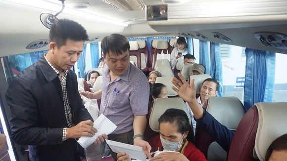 Bệnh viện Trung ương Huế tặng quà cho các bệnh nhân trên 8 chuyến xe yêu thương