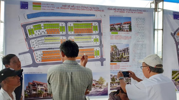 Người dân diện di dời xem các mẫu nhà để xây dựng đồng bộ ở từng khu vực tái định cư
