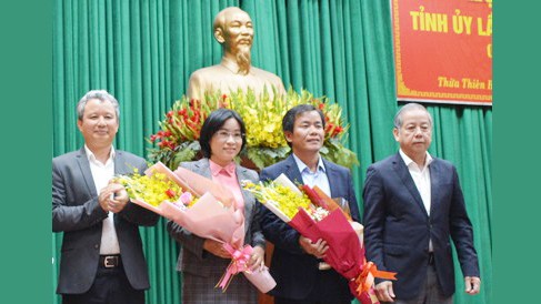 Thường trực Tỉnh ủy tỉnh Thừa Thiên - Huế tặng hoa chúc mừng đồng chí Nguyễn Văn Phương và đồng chí Phạm Thị Minh Huệ.