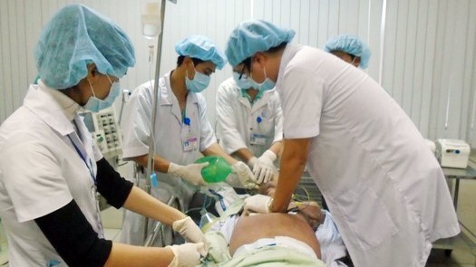 Các y bác sĩ Bệnh viện Trung ương Huế nỗ lực cứu chữa bệnh nhân 