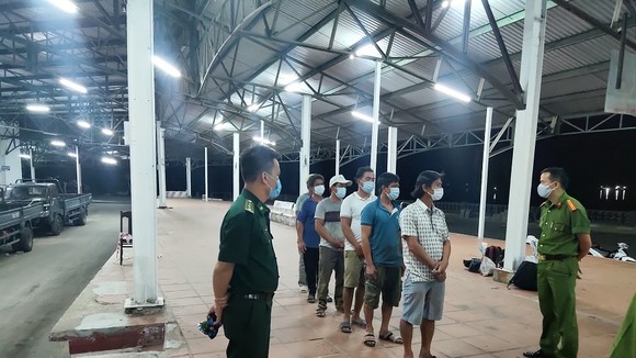 6 đối tượng đi bộ ven biển từ Đà Nẵng ra Lăng Cô để trốn cách ly Covid-19 