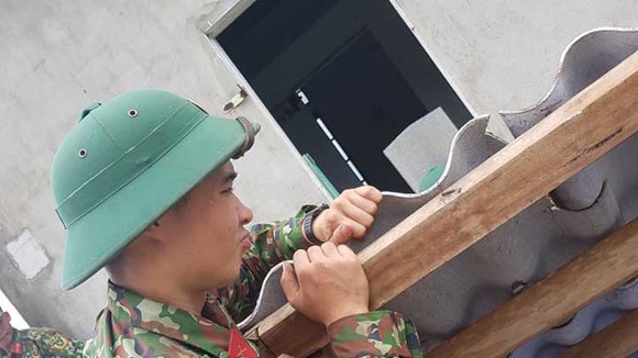 Bộ đội giúp dân lợp lại mái nhà bị gió bão đánh tốc ở huyện Phong Điền, tỉnh Thừa Thiên - Huế 