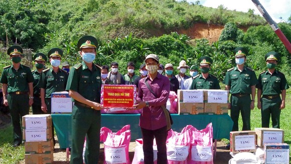 Đại tá Nguyễn Xuân Hoà, Chỉ huy trưởng BĐBP tỉnh Thừa Thiên – Huế hỏi thăm bà con nhân dân bản Sê Sáp, huyện Kà Lừm, tỉnh Sê Kông (Lào). 