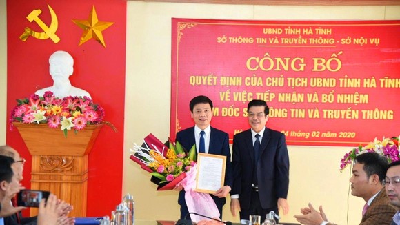 Phó Chủ tịch UBND tỉnh Hà Tĩnh Đặng Quốc Vinh trao quyết định bổ nhiệm Giám đốc Sở Thông tin và Truyền thông cho ông Nguyễn Công Thành