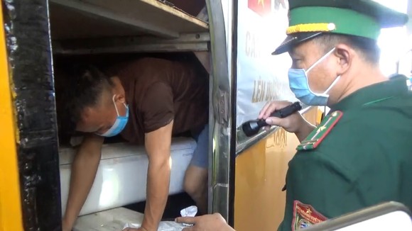 Lực lượng Trạm Kiểm soát Biên phòng Cửa khẩu Quốc tế Cầu Treo dừng kiểm tra phương tiện nhập cảnh từ Lào về Việt Nam