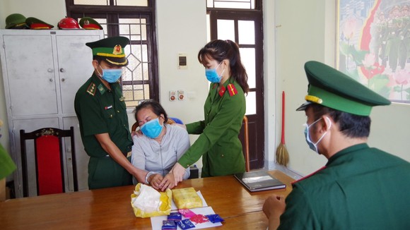 Đối tượng Nguyễn Thị Lương và tang vật bị bắt giữ