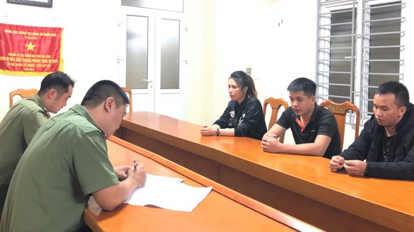 Lực lượng công an lấy lời khai các đối tượng. Ảnh: Công an Hà Tĩnh