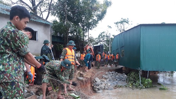 Lực lượng Bộ Chỉ huy Quân sự Hà Tĩnh phối hợp với lực lượng chức năng gia cố sạt lở dọc bờ sông ở xã Cẩm Duệ
