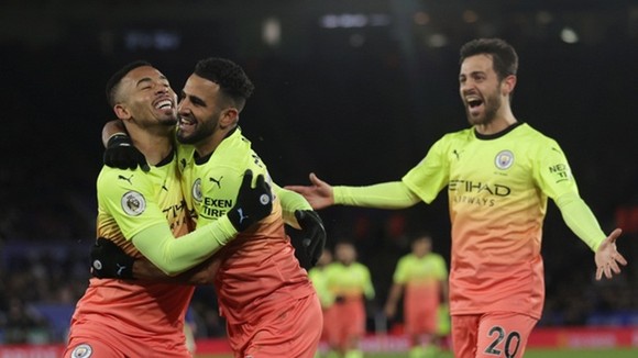 Gabriel Jesus và cầu thủ Man.City mừng bàn thắng quan trọng. Ảnh: Getty Images
