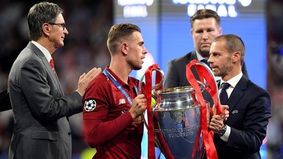 Chủ tịch UEFA, Aleksander Ceferin trao danh hiệu Champions League cho Liverpool. Ảnh: Getty Images