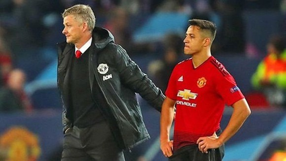 HLV Ole Gunnar Solskjaer từng nỗ lực giúp Alexis Sanchez tỏa sáng nhưng thất bại. Ảnh: Getty Images