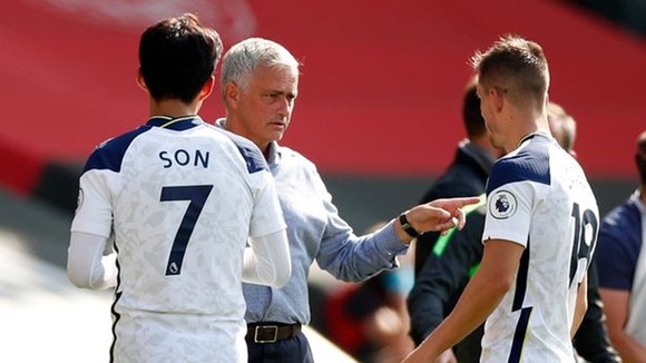Jose Mourinho và Tottenham sớm thấy nguy cơ lịch trình thi đấu bị ảnh hưởng. Ảnh: Getty Images