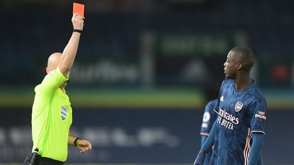 Nicolas Pepe và chiếc thẻ đỏ đẩy Arsenal vào khó khăn. Ảnh: Getty Images