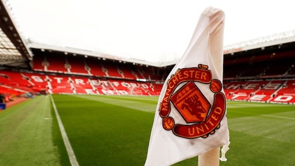 Sân Old Trafford của Man.United vẫn phải trong tình trạng vắng lặng.