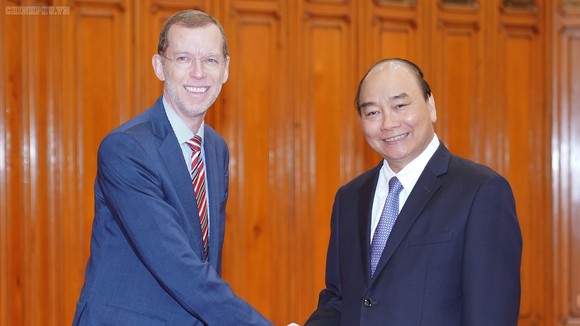 Thủ tướng Nguyễn Xuân Phúc và Hiệu trưởng Trường Harvard Kennedy, ông D. Elmendorf. Ảnh: VGP