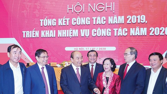 Thủ tướng Nguyễn Xuân Phúc cùng các đại biểu trao đổi bên lề hội nghị. Ảnh: VIẾT CHUNG