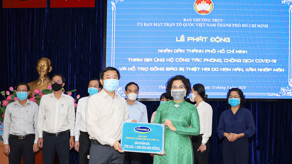 Vinamilk tiếp sức đội ngũ y tế tuyến đầu chống dịch bệnh Covid 19