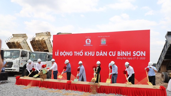 Ban lãnh Kim Oanh Group cùng đại diện các đối tác thực hiện nghi thức lễ động thổ dự án khu dân cư Bình Sơn
