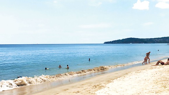 Bãi biển Phuket, Thái Lan vắng khách du lịch do dịch Covid-19