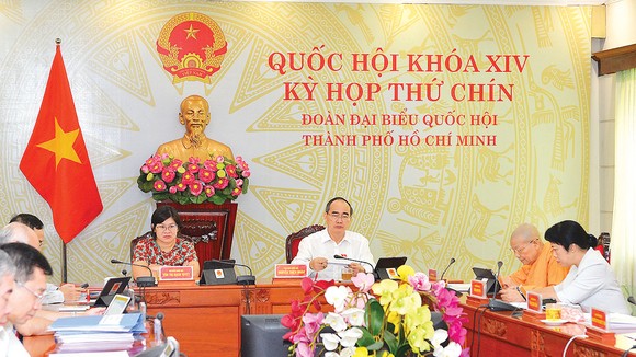 Bí thư Thành ủy TPHCM Nguyễn Thiện Nhân cùng các thành viên Đoàn đại biểu Quốc hội TPHCM dự kỳ họp thứ 9 Quốc hội khóa XIV tại điểm cầu TPHCM. Ảnh: VIỆT DŨNG