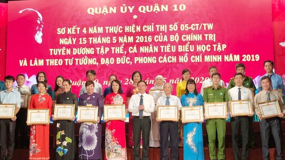 Bí thư Quận ủy Quận 10 Đặng Quốc Toàn tuyên dương các tập thể tiêu biểu