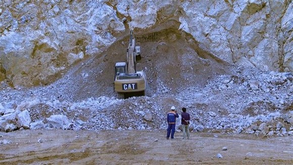 Lực lượng chức năng nỗ lực tìm kiếm nạn nhân vụ nổ mỏ đá. Ảnh: TTXVN