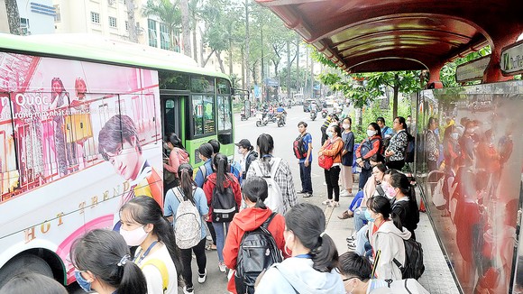 Mạng lưới xe buýt TPHCM hiện đang đáp ứng một phần nhu cầu đi lại của người dân. Ảnh: CAO THĂNG