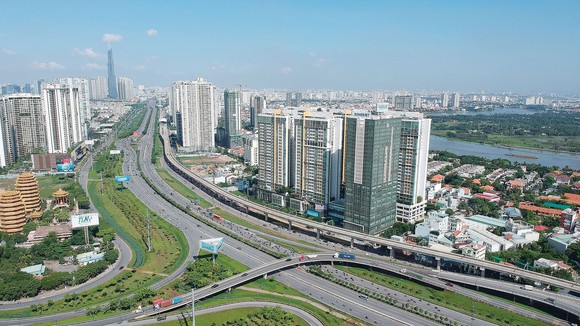 Các cao ốc hai bên metro Bến Thành - Suối Tiên tại quận 2, TPHCM. Ảnh: CAO THĂNG