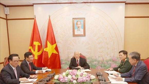 Tổng Bí thư, Chủ tịch nước Nguyễn Phú Trọng điện đàm trực tiếp với Chủ tịch Đảng Nhân dân Campuchia, Thủ tướng Chính phủ Campuchia Hun Sen. Ảnh: TTXVN