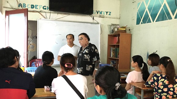 Một lớp học ngoại ngữ miễn phí tại chùa Lá