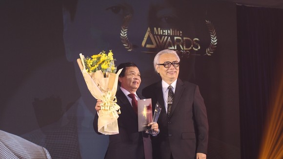 PGS.TS. Nguyễn Mạnh Hùng, Hiệu trưởng Trường ĐH Nguyễn Tất Thành được vinh danh tại Lễ trao giải Men&life Awards