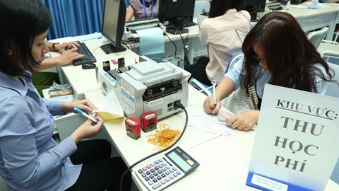 Phụ huynh tìm hiểu hình thức đóng học phí không dùng tiền mặt tại các trường học trên địa bàn quận Bình Tân, TPHCM