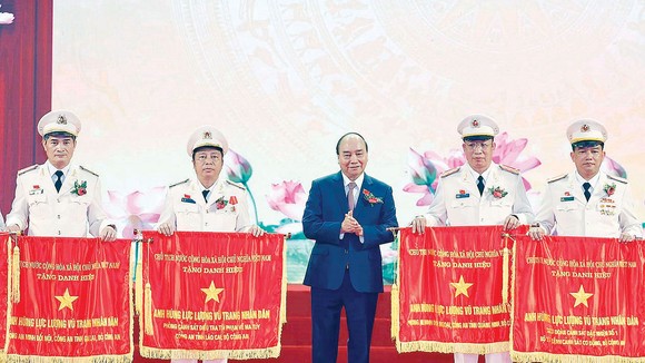 Thủ tướng Nguyễn Xuân Phúc, Chủ tịch Hội đồng Thi đua - Khen thưởng Trung ương, trao tặng danh hiệu Anh hùng Lực lượng vũ trang nhân dân thời kỳ đổi mới cho các tập thể thuộc Bộ Công an. Ảnh: QUANG PHÚC