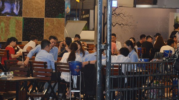 Đang mùa dịch Covid-19, các quán nhậu dọc đại lộ Phạm Văn Đồng vẫn chật kín người. Ảnh: ĐỨC TRUNG