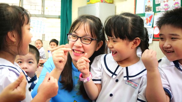 Cô Nguyễn Thị Bích Duyên, giáo viên Trường Tiểu học Lê Văn Tám, quận Tân Phú, TPHCM trò chuyện cùng học sinh. Ảnh: HOÀNG HÙNG
