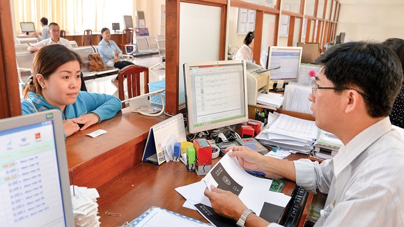 Người dân làm thủ tục hành chính tại UBND quận 7, TPHCM. Ảnh: VIỆT DŨNG