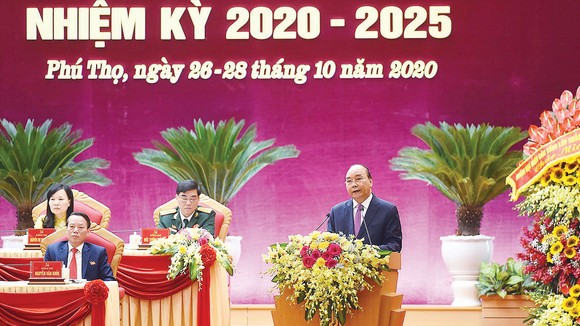Thủ tướng Nguyễn Xuân Phúc phát biểu chỉ đạo tại Đại hội đại biểu Đảng bộ tỉnh Phú Thọ lần thứ XIX, nhiệm kỳ 2020 - 2025, sáng 27-10. Ảnh: VIẾT CHUNG