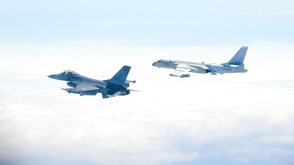 Máy bay F-16 được lãnh thổ Đài Loan mua của Mỹ bay cạnh máy bay ném bom H-6 (phải) của Trung Quốc