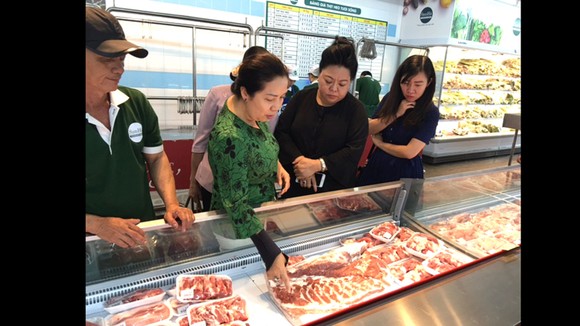 Thịt heo đông lạnh nhập khẩu được bán trong chuỗi cửa hàng San Hà Foods, góp phần làm giảm áp lực về nguồn thịt heo nóng cung ứng thị trường tết