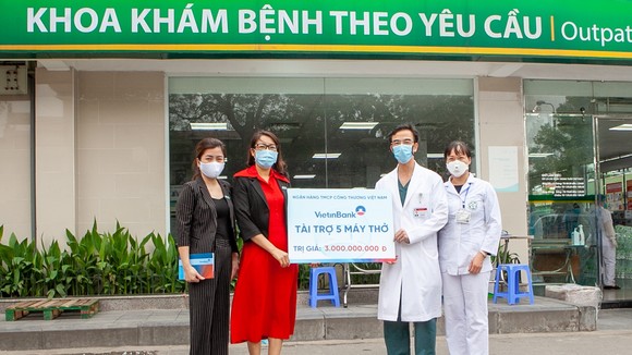 VietinBank trao tặng 5 máy trợ thở đặc biệt với tổng trị giá 3 tỷ đồng cho Bệnh viện Bạch Mai